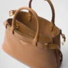 Bolso pequeño de cuero con hebilla y doble correa de Prada Bolso pequeño de cuero con hebilla y doble correa de Prada