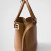 Bolso pequeño de cuero con hebilla y doble correa de Prada Bolso pequeño de cuero con hebilla y doble correa de Prada