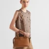 Bolso pequeño de cuero con hebilla y doble correa de Prada Bolso pequeño de cuero con hebilla y doble correa de Prada