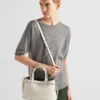 Bolso pequeño de cuero con hebilla y doble correa de Prada Bolso pequeño de cuero con hebilla y doble correa de Prada