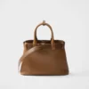 Bolso pequeño de piel con hebilla y correa de Prada Bolso pequeño de piel con hebilla y correa de Prada