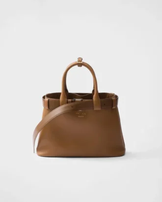 Bolso pequeño de piel con hebilla y correa de Prada