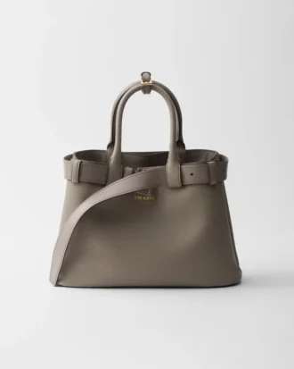 Bolso pequeño de piel con hebilla y correa de Prada
