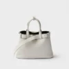 Bolso pequeño de piel con hebilla y correa de Prada Bolso pequeño de piel con hebilla y correa de Prada