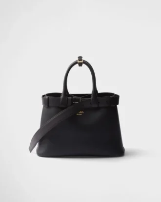 Bolso pequeño de piel con hebilla y correa de Prada