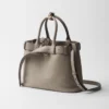 Bolso pequeño de piel con hebilla y correa de Prada Bolso pequeño de piel con hebilla y correa de Prada
