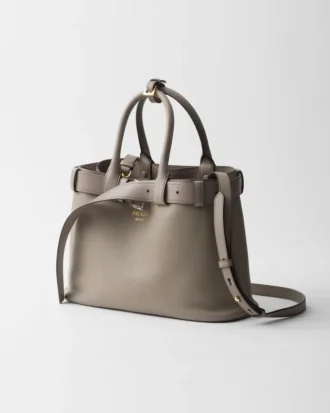Bolso pequeño de piel con hebilla y correa de Prada