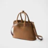 Bolso pequeño de piel con hebilla y correa de Prada Bolso pequeño de piel con hebilla y correa de Prada