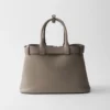 Bolso pequeño de piel con hebilla y correa de Prada Bolso pequeño de piel con hebilla y correa de Prada