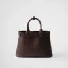 Bolso pequeño de piel con hebilla y correa de Prada Bolso pequeño de piel con hebilla y correa de Prada