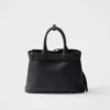 Bolso pequeño de piel con hebilla y correa de Prada Bolso pequeño de piel con hebilla y correa de Prada