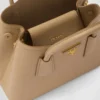 Bolso pequeño doble de piel Saffiano de Prada Double Bolso pequeño doble de piel Saffiano de Prada Double
