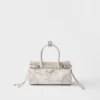 Bolso pequeño Prada Bonnie de lino estampado y cuero Bolso pequeño Prada Bonnie de lino estampado y cuero