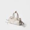 Bolso pequeño Prada Bonnie de lino estampado y cuero Bolso pequeño Prada Bonnie de lino estampado y cuero