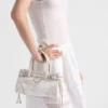 Bolso pequeño Prada Bonnie de lino estampado y cuero Bolso pequeño Prada Bonnie de lino estampado y cuero