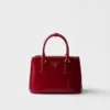 Bolso pequeño Prada Galleria de piel Saffiano charolada Bolso pequeño Prada Galleria de piel Saffiano charolada