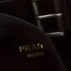 Bolso Prada Buckle de gamuza con cinturón Bolso Prada Buckle de gamuza con cinturón