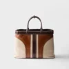 Bolso Prada de cuero envejecido con hebilla y cinturón Bolso Prada de cuero envejecido con hebilla y cinturón