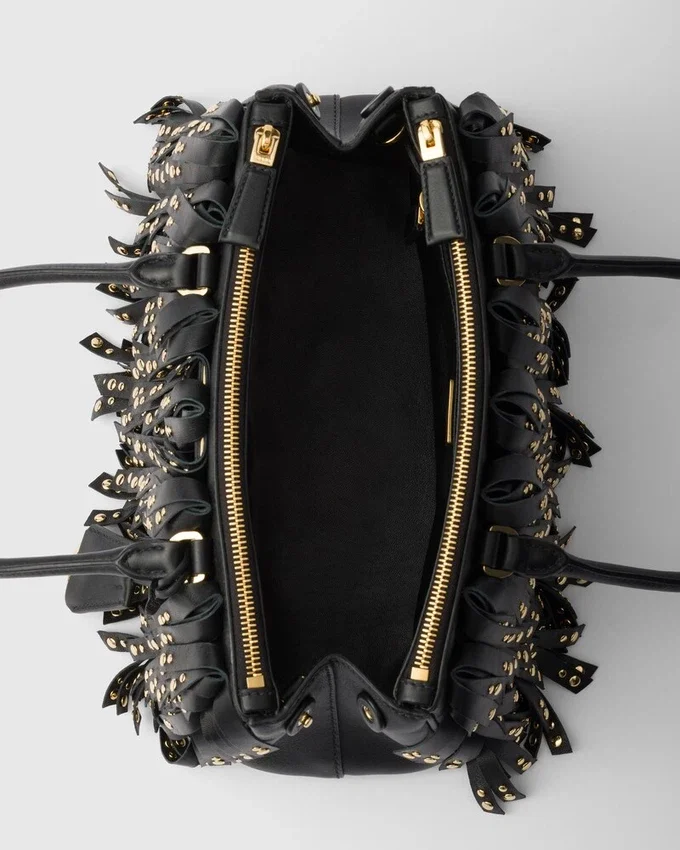 Bolso Prada Galleria mediano de piel napa con flecos y tachuelas Bolso Prada Galleria mediano de piel napa con flecos y tachuelas
