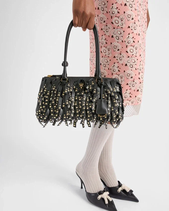 Bolso Prada Galleria mediano de piel napa con flecos y tachuelas Bolso Prada Galleria mediano de piel napa con flecos y tachuelas