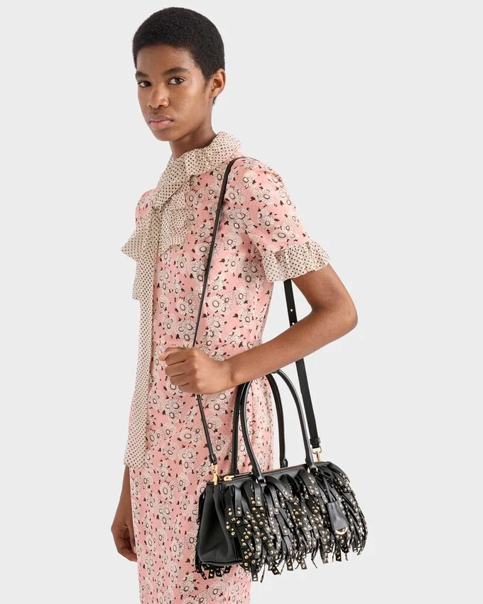 Bolso Prada Galleria mediano de piel napa con flecos y tachuelas Bolso Prada Galleria mediano de piel napa con flecos y tachuelas