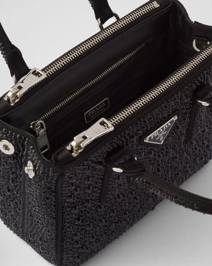 Bolso Prada Galleria Mini de satén con cristales Bolso Prada Galleria Mini de satén con cristales