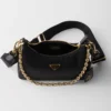Bolso Prada Re-Edition 2005 de Re-Nylon y piel Saffiano con charm Bolso Prada Re-Edition 2005 de Re-Nylon y piel Saffiano con charm