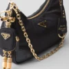 Bolso Prada Re-Edition 2005 de Re-Nylon y piel Saffiano con charm Bolso Prada Re-Edition 2005 de Re-Nylon y piel Saffiano con charm