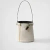 Bolso tipo cubo de cuero con hebilla de Prada y cinturón con joyas Bolso tipo cubo de cuero con hebilla de Prada y cinturón con joyas