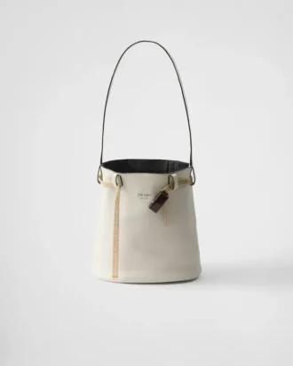Bolso tipo cubo de cuero con hebilla de Prada y cinturón con joyas