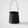 Bolso tipo cubo de cuero con hebilla de Prada y cinturón con joyas Bolso tipo cubo de cuero con hebilla de Prada y cinturón con joyas