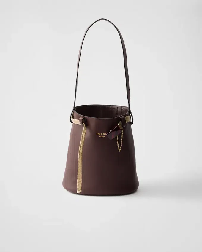 Bolso tipo cubo de cuero con hebilla de Prada y cinturón con joyas Bolso tipo cubo de cuero con hebilla de Prada y cinturón con joyas
