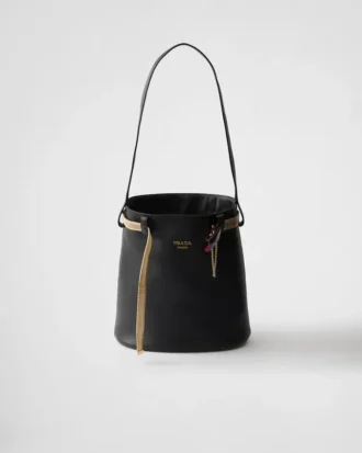 Bolso tipo cubo de cuero con hebilla de Prada y cinturón con joyas