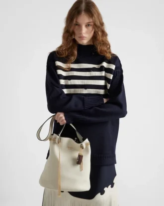 Bolso tipo cubo de cuero con hebilla de Prada y cinturón con joyas