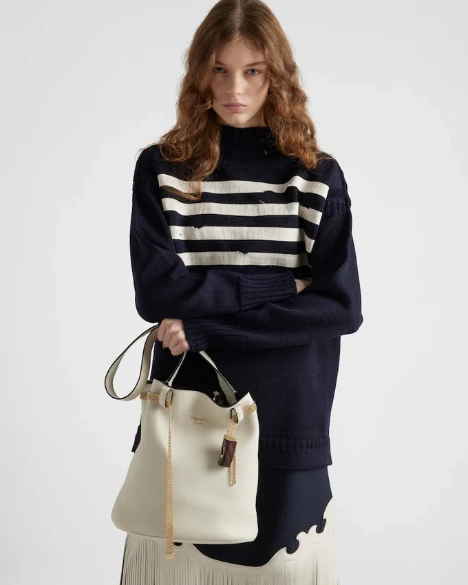 Bolso tipo cubo de cuero con hebilla de Prada y cinturón con joyas Bolso tipo cubo de cuero con hebilla de Prada y cinturón con joyas