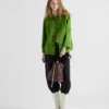 Bolso tipo cubo de cuero con hebilla de Prada y cinturón con joyas Bolso tipo cubo de cuero con hebilla de Prada y cinturón con joyas
