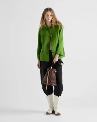 Bolso tipo cubo de cuero con hebilla de Prada y cinturón con joyas