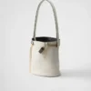Bolso tipo cubo de cuero con hebilla de Prada y cinturón con joyas Bolso tipo cubo de cuero con hebilla de Prada y cinturón con joyas