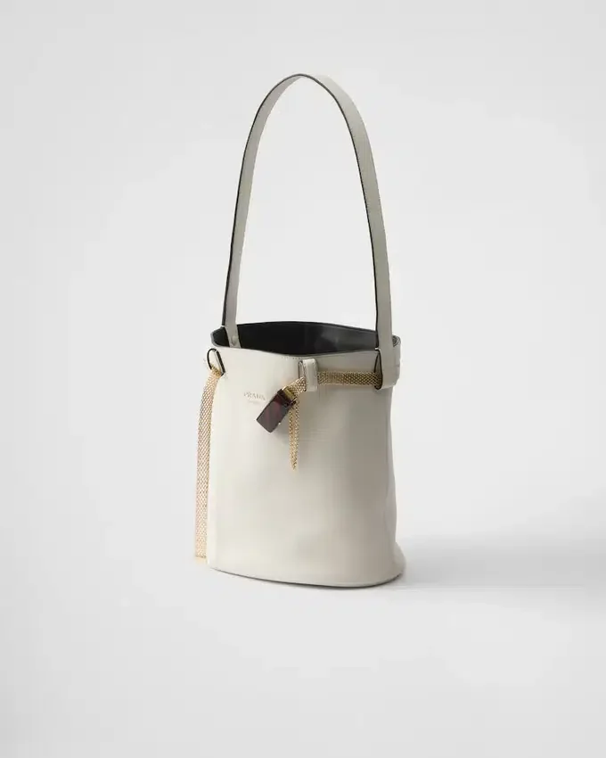 Bolso tipo cubo de cuero con hebilla de Prada y cinturón con joyas Bolso tipo cubo de cuero con hebilla de Prada y cinturón con joyas