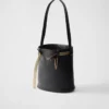 Bolso tipo cubo de cuero con hebilla de Prada y cinturón con joyas Bolso tipo cubo de cuero con hebilla de Prada y cinturón con joyas