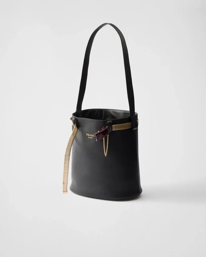 Bolso tipo cubo de cuero con hebilla de Prada y cinturón con joyas Bolso tipo cubo de cuero con hebilla de Prada y cinturón con joyas