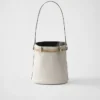 Bolso tipo cubo de cuero con hebilla de Prada y cinturón con joyas Bolso tipo cubo de cuero con hebilla de Prada y cinturón con joyas