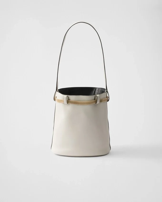 Bolso tipo cubo de cuero con hebilla de Prada y cinturón con joyas Bolso tipo cubo de cuero con hebilla de Prada y cinturón con joyas