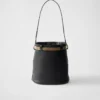 Bolso tipo cubo de cuero con hebilla de Prada y cinturón con joyas Bolso tipo cubo de cuero con hebilla de Prada y cinturón con joyas