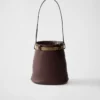 Bolso tipo cubo de cuero con hebilla de Prada y cinturón con joyas Bolso tipo cubo de cuero con hebilla de Prada y cinturón con joyas