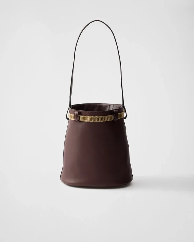 Bolso tipo cubo de cuero con hebilla de Prada y cinturón con joyas Bolso tipo cubo de cuero con hebilla de Prada y cinturón con joyas