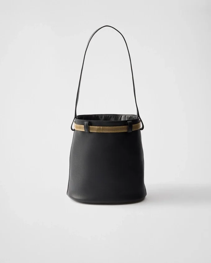 Bolso tipo cubo de cuero con hebilla de Prada y cinturón con joyas Bolso tipo cubo de cuero con hebilla de Prada y cinturón con joyas