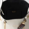 Bolso tipo cubo de cuero con hebilla de Prada y cinturón con joyas Bolso tipo cubo de cuero con hebilla de Prada y cinturón con joyas