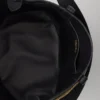 Bolso tipo cubo de cuero con hebilla de Prada y cinturón con joyas Bolso tipo cubo de cuero con hebilla de Prada y cinturón con joyas