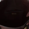 Bolso tipo cubo de cuero con hebilla de Prada y cinturón con joyas Bolso tipo cubo de cuero con hebilla de Prada y cinturón con joyas
